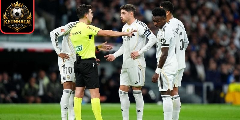 Alexander-Arnold phòng ngự lúng túng, nhận chỉ trích dữ dội từ CĐV Real Madrid 2 CĐV Real Madrid phản ứng dữ dội trên mạng xã hội